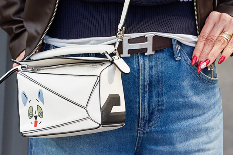 「冬は全体的に暗い色になりがちなので、小物で明るさをオンしています。今日は『ロエベ×ルイスウェン』のコラボバッグをセレクトし、白小物でクリーンに。ウエストは『エルメス』のベルトでメリハリを」