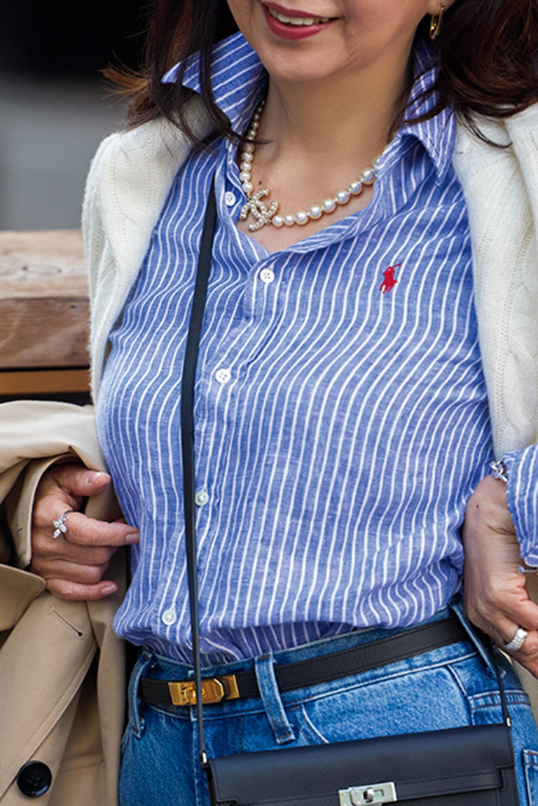 「デニムはカジュアルなアイテムなので、ラフになり過ぎない小物選びが大切。胸元は『シャネル』のネックレスで華やかに。ベルトとバッグは『エルメス』です」