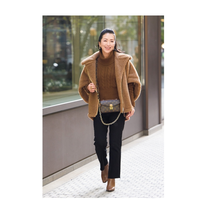 【50代ファッションスナップ】ザラのブラックデニムをかっこよくはきこなすには?ブーツカットにブラウンのグラデーションがおしゃれ!【ZARA】