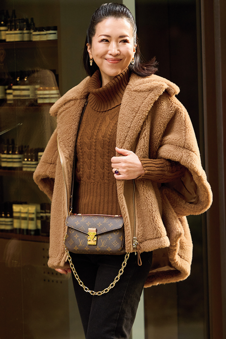 「タイトなブラックのボトムスには、ボリュームのある『マックスマーラ』のテディでメリハリを。バッグは『ヴィトン』を斜めがけにしてブラウンのグラデーションにしました」