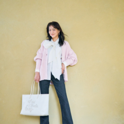 デニムパンツ¥8,990／マンゴ、カーディガン¥35,000／シーニュ、ブラウス¥49,500／メゾンヴァジック（ヴァジックジャパン）、バッグ¥143,000／アニヤ・ハインドマーチ（アニヤ・ハインドマーチジャパン）、シューズ¥34,100／ファビオ ルスコーニ（伊勢丹新宿本店 本館2F 婦人靴）、ピアス ¥17,600、リング¥11,000／ともにワンエーアールバイウノアエレ（ウノアエレ ジャパン）