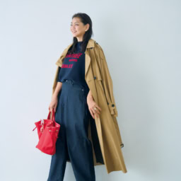 デニムパンツ¥9,990／アンフィーロ、ニット¥15,950／ルージュ・ヴィフ アンナ、トレンチコート¥59,400／ルージュ・ヴィフ（ともにアバハウスインターナショナル オンラインストア）、バッグ¥27,900／トゥテイエ、シューズ¥47,300／プリティ・バレリーナ（F.E.N.）、バッグにかけたサングラス ¥49,500／アイヴァン（アイヴァン 東京ギャラリー）、ピアス¥9,900／アビステ、バングル¥187,000／ウノアエレ、リング¥25,300／ウノアエレシルバーコレクション（ともにウノアエレ ジャパン）