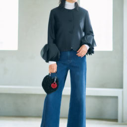 デニムパンツ¥9,990／プラステ、ジャケット¥110,000／アドーア、タートルネックカットソー¥15,400／ル フィル（ル フィルニュウマン新宿）、バッグ¥55,000、チャーム¥24,200／ともにアンテプリマ/ワイヤーバッグ（アンテプリマジャパン）、ブーツ¥159,500／セルジオ ロッシ（セルジオ ロッシ ジャパンカスタマ－サービス）、ピアス¥132,000／ウノアエレ（ウノアエレ ジャパン）、リング¥660,000／マリハ