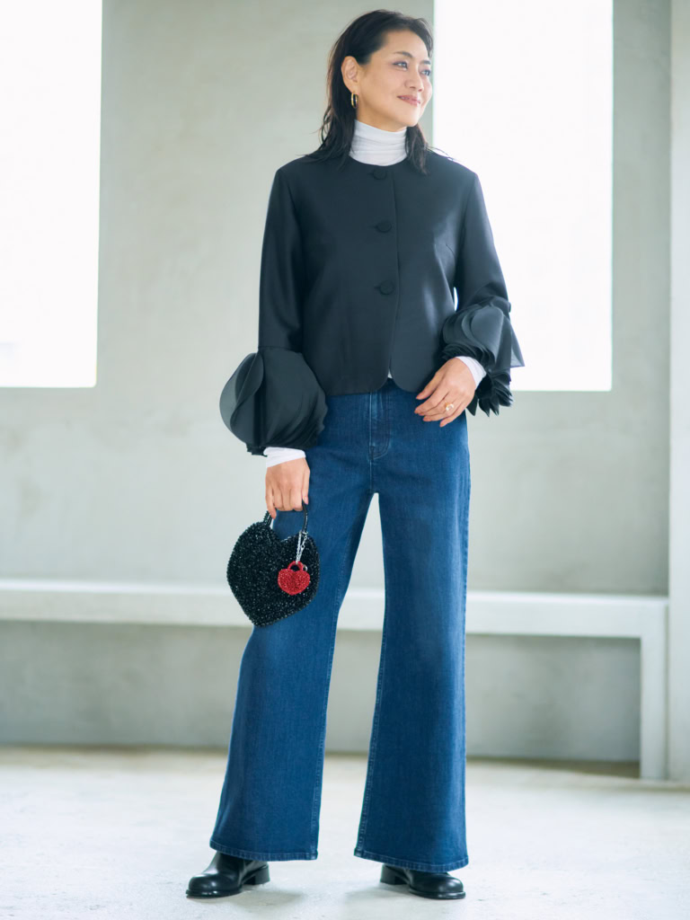 デニムパンツ¥9,990/プラステ、ジャケット¥110,000/アドーア、タートルネックカットソー¥15,400/ル フィル(ル フィルニュウマン新宿)、バッグ¥55,000、チャーム¥24,200/ともにアンテプリマ/ワイヤーバッグ(アンテプリマジャパン)、ブーツ¥159,500/セルジオ ロッシ(セルジオ ロッシ ジャパンカスタマ-サービス)、ピアス¥132,000/ウノアエレ(ウノアエレ ジャパン)、リング¥660,000/マリハ