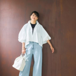 デニムパンツ¥4,950／クロス ファンクション（クロスプラス）、ブルゾン¥46,200／ル フィル（ル フィル ニュウマン新宿）、プルオーバー¥5,990／アンフィーロ、バッグ¥53,900／ヴァジック（ヴァジックジャパン）、スニーカー¥114,400／ピエール アルディ（ピエール アルディ 東京）、ピアス¥22,000／バルブス（ズットホリック）、ネックレス¥24,200、ブレスレット¥59,400／ともにミキア