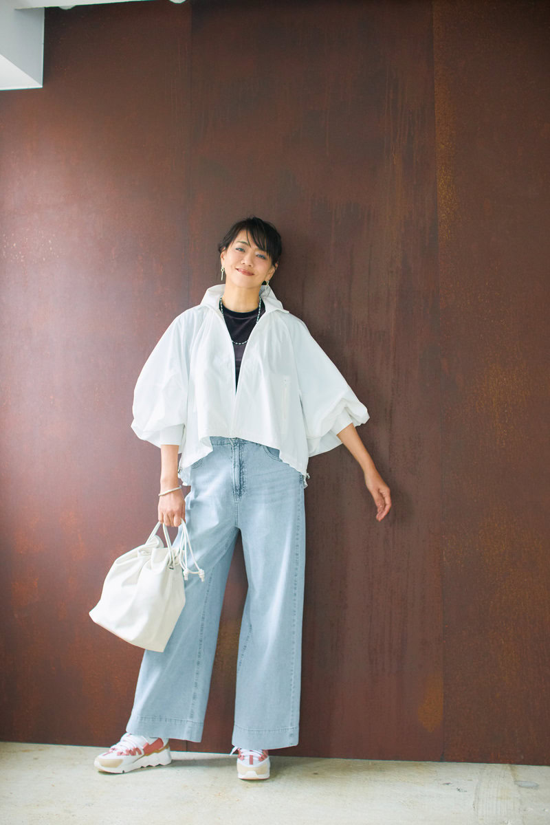 デニムパンツ¥4,950／クロス ファンクション（クロスプラス）、ブルゾン¥46,200／ル フィル（ル フィル ニュウマン新宿）、プルオーバー¥5,990／アンフィーロ、バッグ¥53,900／ヴァジック（ヴァジックジャパン）、スニーカー¥114,400／ピエール アルディ（ピエール アルディ 東京）、ピアス¥22,000／バルブス（ズットホリック）、ネックレス¥24,200、ブレスレット¥59,400／ともにミキア