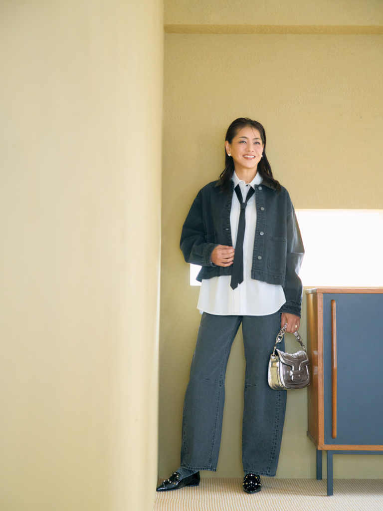 デニムパンツ¥2,990/ジーユー、デニムジャケット¥14,850/アバハウス マヴィ、タイつきシャツ¥19,800/ルージュ・ヴィフ(ともにアバハウスインターナショナル オンラインストア)、バッグ¥220,000/ピエール アルディ(ピエール アルディ 東京)、シューズ¥47,300/プリティ・バレリーナ(F.E.N.)、イヤリング¥19,800/アビステ、リング¥33,440/スタッシュ・ジュエリー(ズットホリック)、靴下¥880/靴下屋(タビオ)