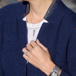 「デニムの日はカジュアルでまとめず、きれいめに。今日は小物にホワイトゴールドやダイヤを合わせました。時計は『カルティエ』、ほかは帝国ホテルで購入したものです」