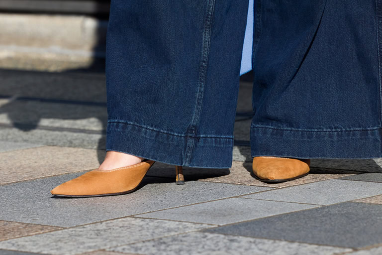 「ブラウン×ブルーの色合わせが大好き。イメージはパリジェンヌです。ワイドシルエットなので重くならないようにヒールでバランスを取りました。抜け感が出て脚長効果も」