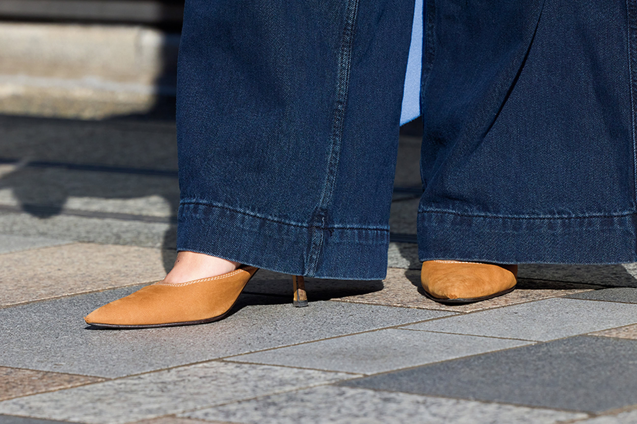 「ブラウン×ブルーの色合わせが大好き。イメージはパリジェンヌです。ワイドシルエットなので重くならないようにヒールでバランスを取りました。抜け感が出て脚長効果も」