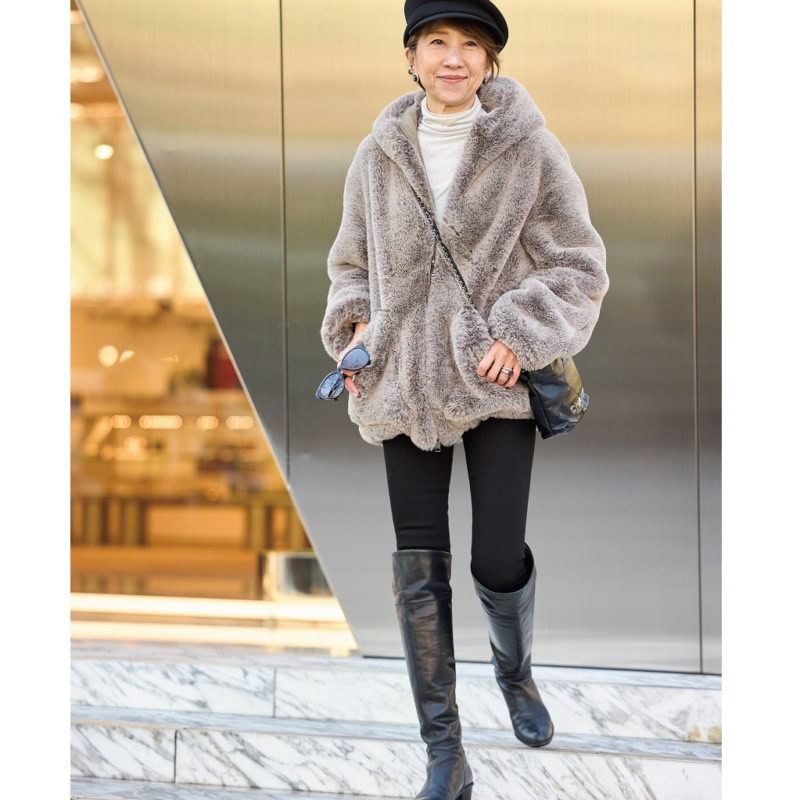 【60代ファッションスナップ】「ユニクロ」のスリムジーンズをロングブーツに合わせてかっこよく!ストレッチでストレスフリーなデニムコーデ【ユニクロ】