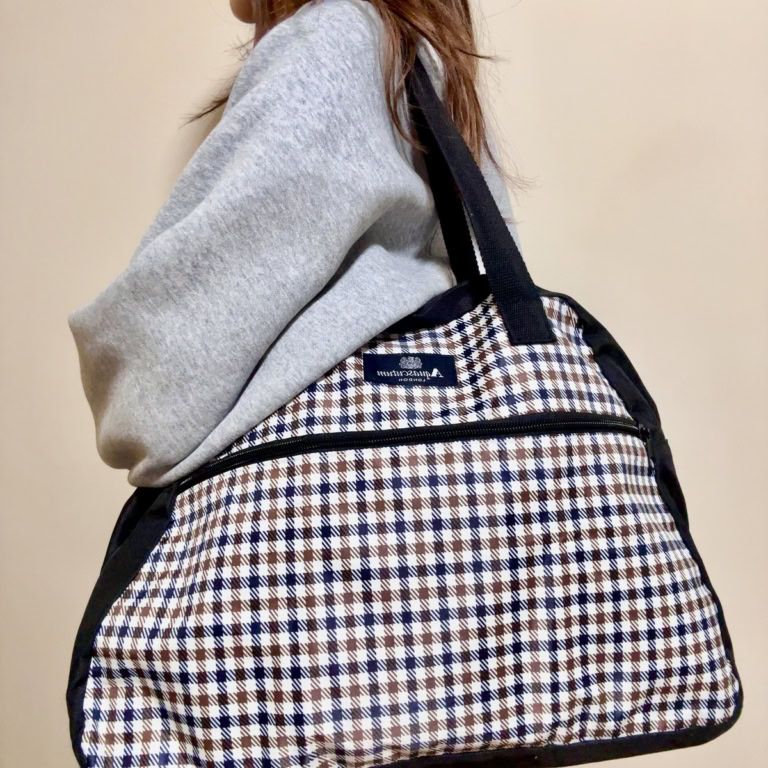 肩から掛けられるので少し重くなっても大丈夫!