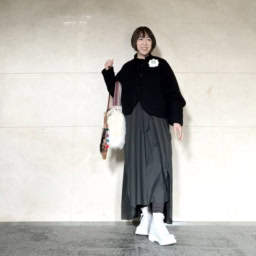 26年3月上林さんブログ_黒ワンピース×白ブーツコーデ（白ブローチ・白BAGでアレンジ）