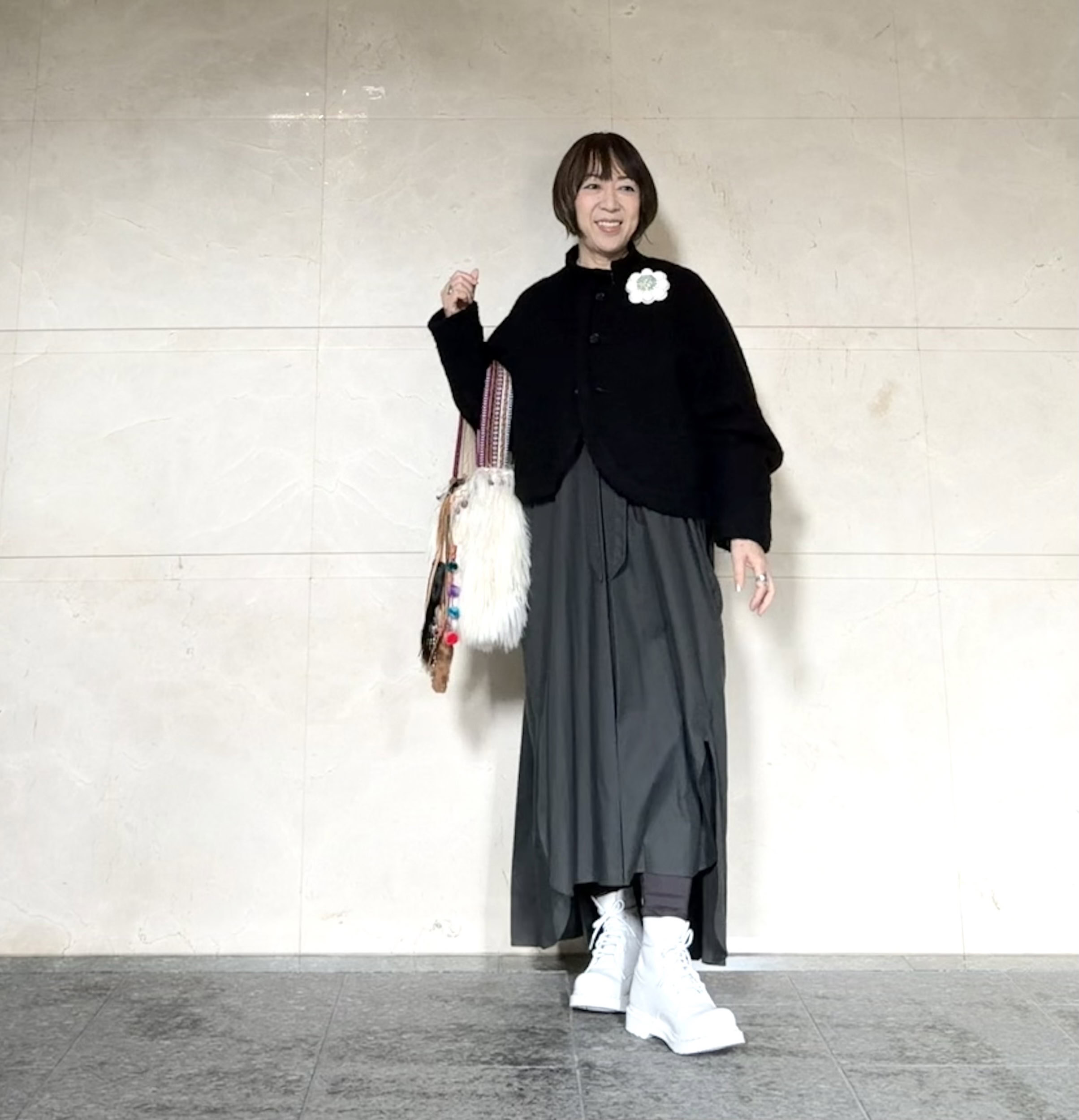 26年3月上林さんブログ_黒ワンピース×白ブーツコーデ（白ブローチ・白BAGでアレンジ）