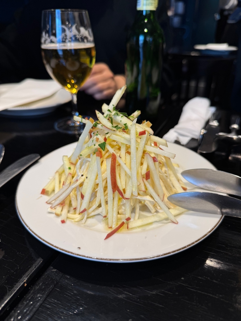 広尾駅からすぐの、世界のグルメが集結した「THE RESTAURANT」にある小さなビストロ「le bistrot des bleus」