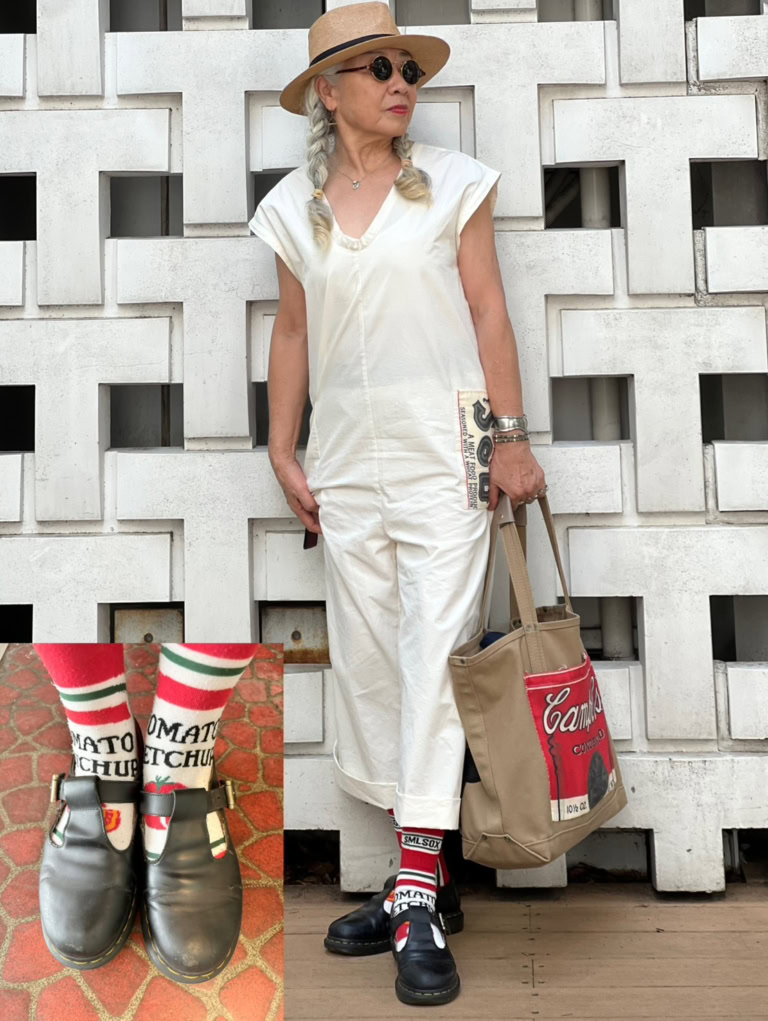 鮮やかな色の靴下で遊び心のある着こなし