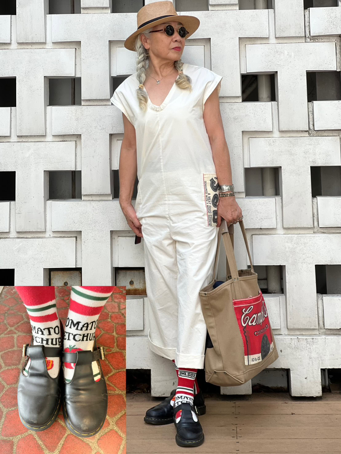 鮮やかな色の靴下で遊び心のある着こなし