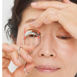 【2】軽く動かし皮膚を挟まないかチェック