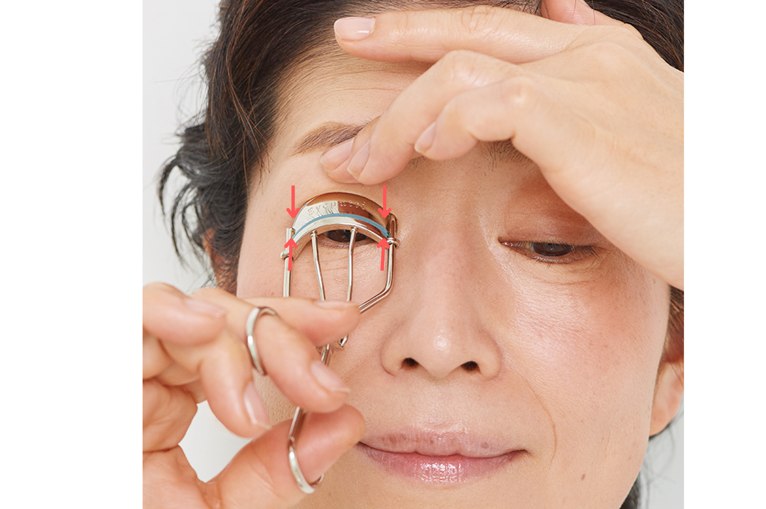 【2】軽く動かし皮膚を挟まないかチェック