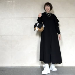 26年3月上林さんブログ_黒ワンピース×白ブーツコーデ（白アクセサリー・白いリボンがかわいいBAGでアレンジ）