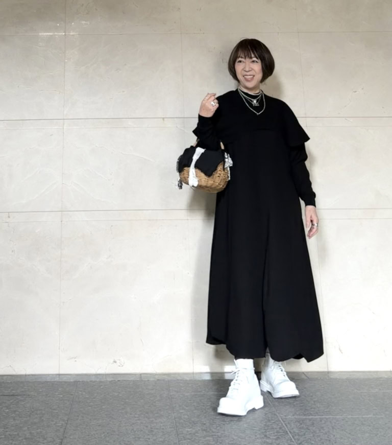 26年3月上林さんブログ_黒ワンピース×白ブーツコーデ（白アクセサリー・白いリボンがかわいいBAGでアレンジ）