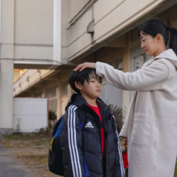 映画『90メートル』より少年時代の佑と母(菅野美穂)