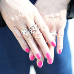 「心をキュンとさせてくれるショッキングピンクのネイルを差し色に」