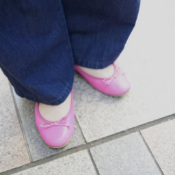 「ショッキングピンクのバレエシューズ、ストールを差し色に。トレンチコートのベージュともマッチしますし、差し色がやりすぎ感なくちょういいバランスでまとめられました」