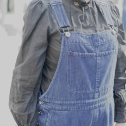 「インナーは深めなインディゴのサロペット×黒のフリルブラウスを。ともするとカジュアル強めで野暮ったく見えてしまうのですが、ブラウスとトレンチコートでフレンチシックなテイストをミックスしました」