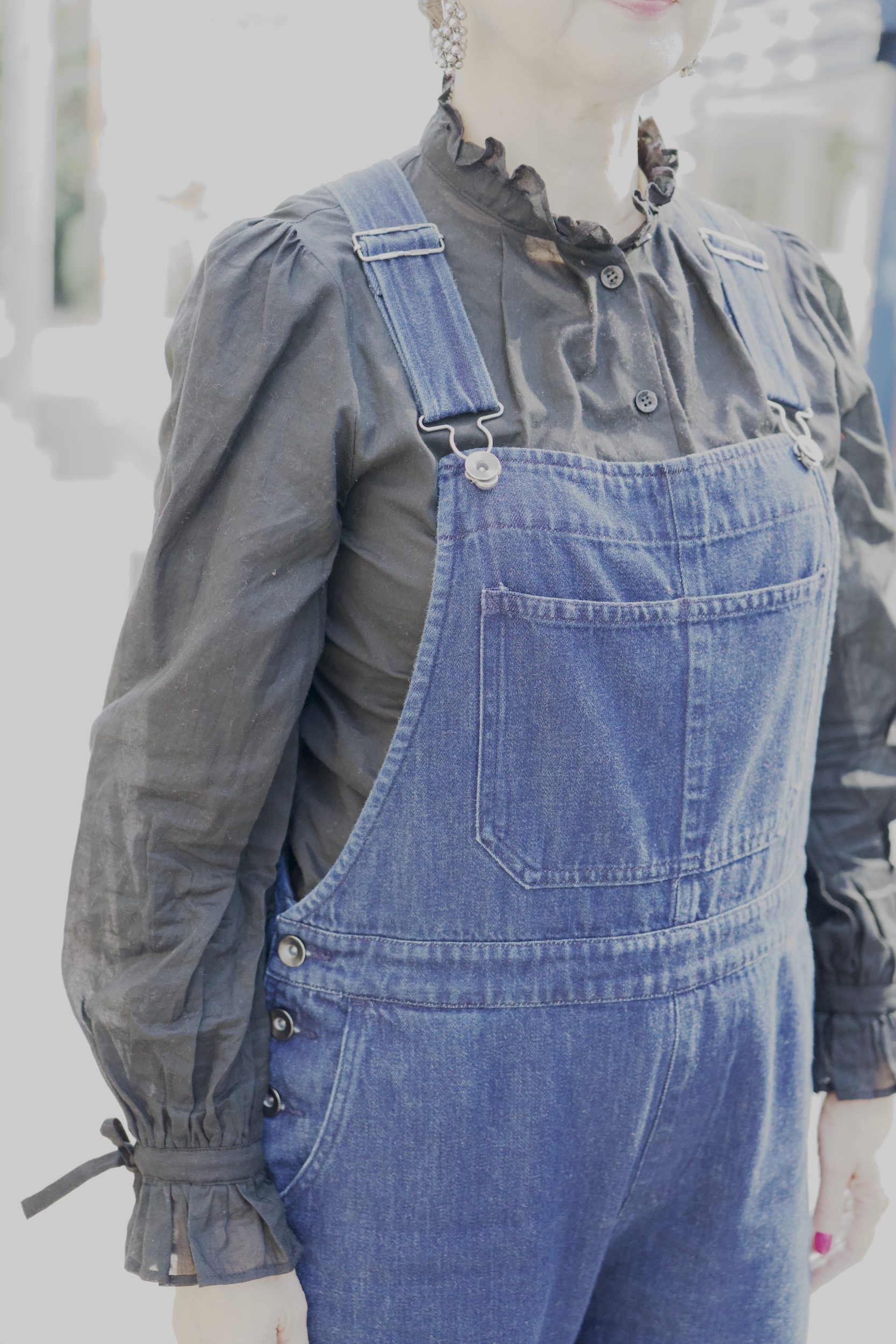 「インナーは深めなインディゴのサロペット×黒のフリルブラウスを。ともするとカジュアル強めで野暮ったく見えてしまうのですが、ブラウスとトレンチコートでフレンチシックなテイストをミックスしました」