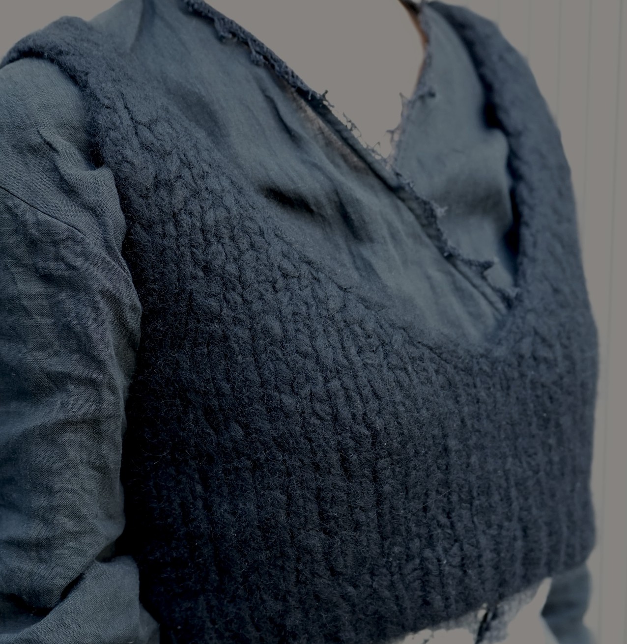 「主役のボトムスのカラーと合わせて、ほかも異素材をミックスしつつ黒アイテムに揃えています。引き算スタイリングでボトムスの柄が映えるんです！」