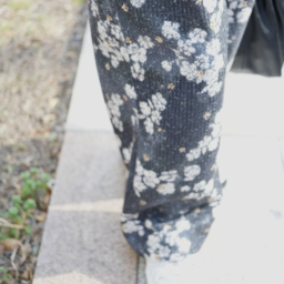 「リラクシーな雰囲気の花柄ボトムス。ブルゾンやレザーバッグなどの辛口なテイストをやわらげ大人っぽくキマります」