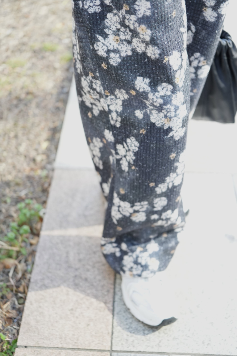 「リラクシーな雰囲気の花柄ボトムス。ブルゾンやレザーバッグなどの辛口なテイストをやわらげ大人っぽくキマります」