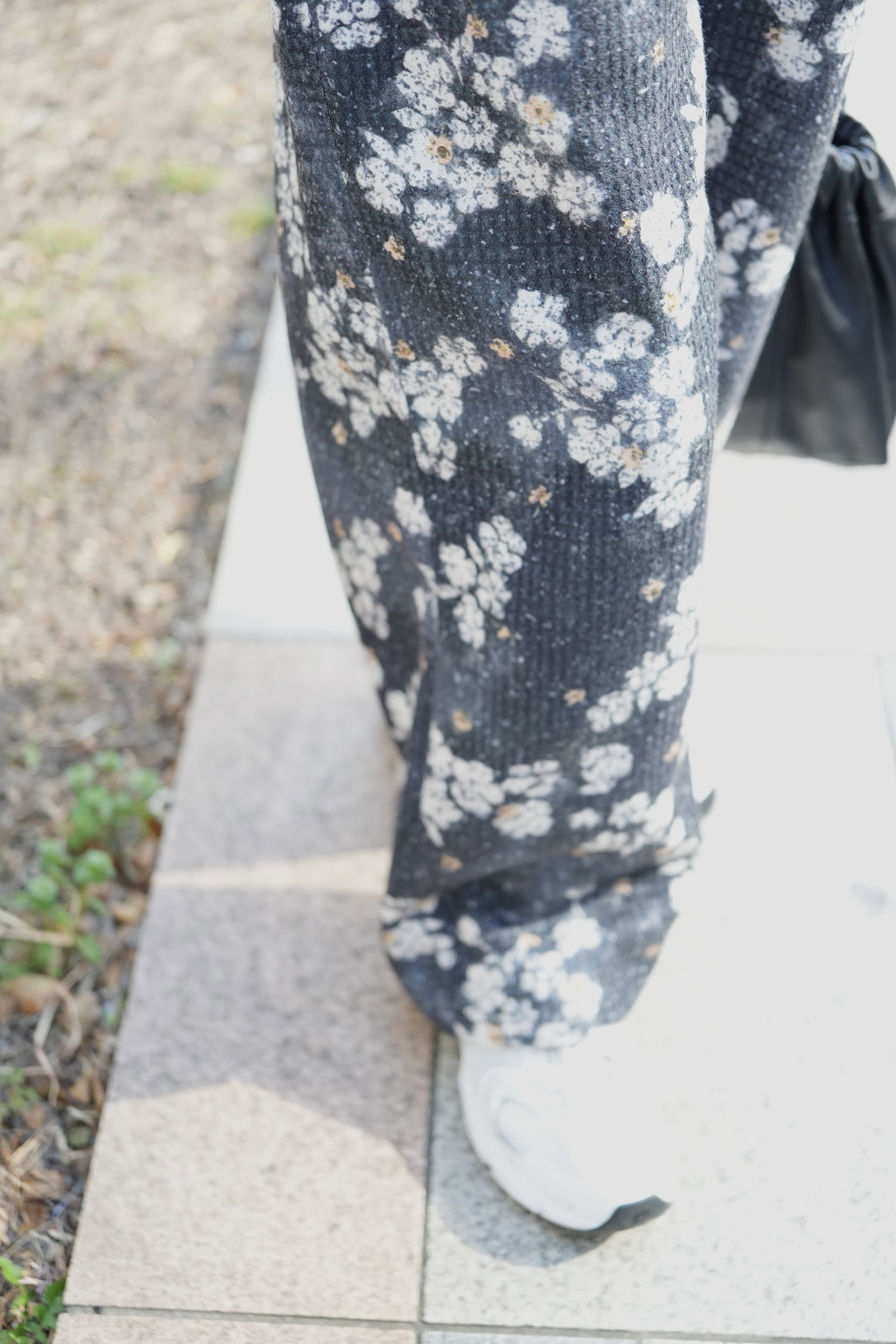 「リラクシーな雰囲気の花柄ボトムス。ブルゾンやレザーバッグなどの辛口なテイストをやわらげ大人っぽくキマります」