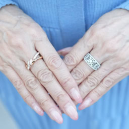 「手元のジュエリーはゴールド・ホワイトをミックスで。シンプルながらも細やかで輝きの深いダイヤモンドは、全体で見るとさりげないながらも映えるポイントとして活躍してくれます」