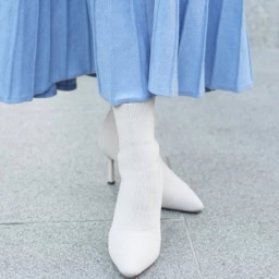 「足元は白のニットブーツで足元から爽やかな抜け感を。とっても軽くて歩きやすいのに足元を綺麗に見せてくれるので気に入っています」