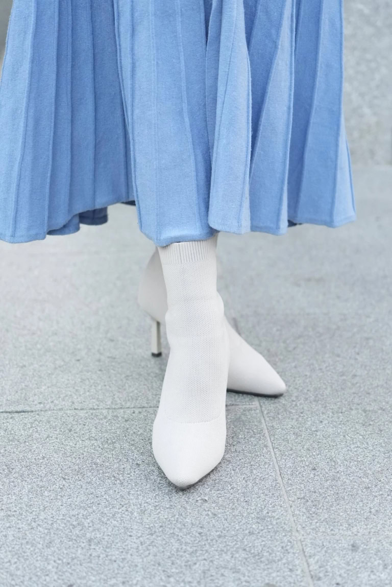 「足元は白のニットブーツで足元から爽やかな抜け感を。とっても軽くて歩きやすいのに足元を綺麗に見せてくれるので気に入っています」