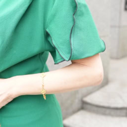 「構築的で揺れ感が綺麗なパフスリーブはネイビーのパイピングでシルエットが強調され、華やか。気になりがちな二の腕をすっきり見せてくれるのも嬉しいポイントです」