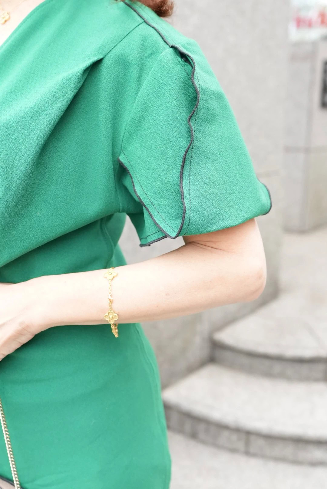 「構築的で揺れ感が綺麗なパフスリーブはネイビーのパイピングでシルエットが強調され、華やか。気になりがちな二の腕をすっきり見せてくれるのも嬉しいポイントです」