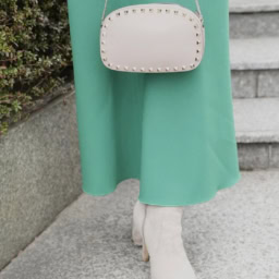 「鮮やかなグリーンにはあえてニュアンスカラーのベージュを小物にセレクトして、ワンピースの雰囲気を崩さないように意識しました」