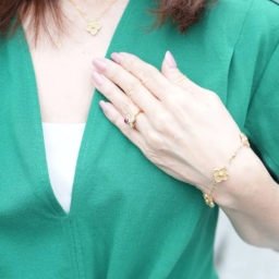 「ジュエリーはお気に入りのヴァンクリーフアーペールのゴールドで統一感を。ゴールドのリングともマッチするのでお気に入りの組み合わせです」