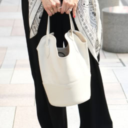 「バッグやシューズは“白”に統一して、爽やかな清潔感をプラス。」エレガントながらもフレッシュな装いに仕上がりますね。