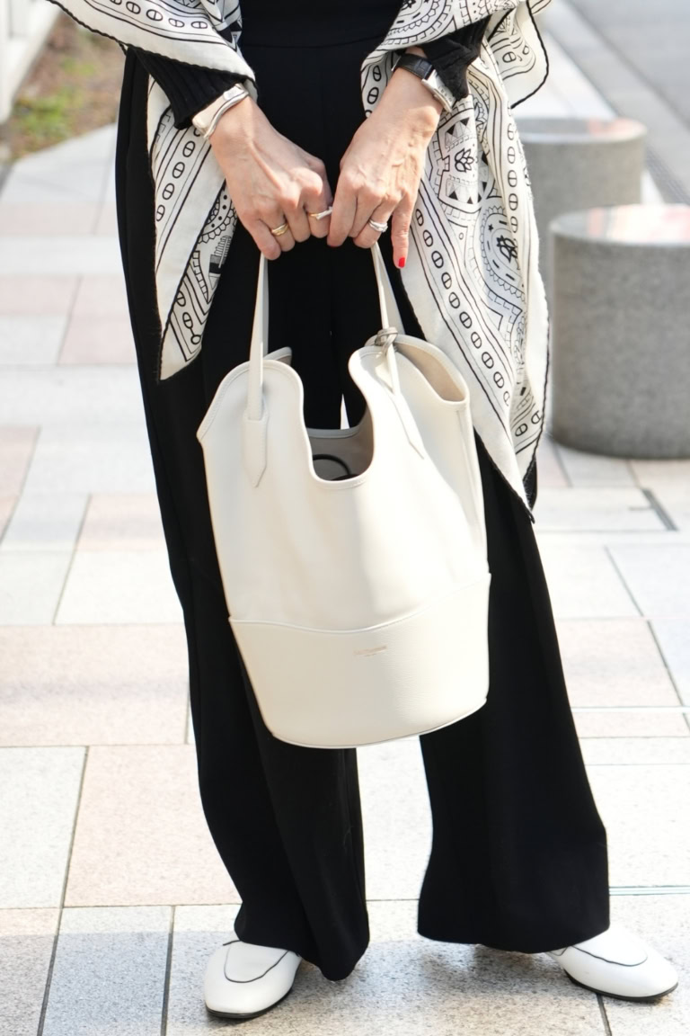 「バッグやシューズは“白”に統一して、爽やかな清潔感をプラス。」エレガントながらもフレッシュな装いに仕上がりますね。