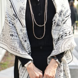 「シルバーボールのロングネックレスは、ゴージャスになりすぎずこなれ感が盛れるアイテム。縦長シルエットをさらに際立てることができます」