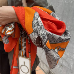 「ストールは首元に巻かずに、バッグに掛けたり、軽く腕に巻き付けても。好きなアイテムも自分らしく、心地よい合わせ方で取り入れます」