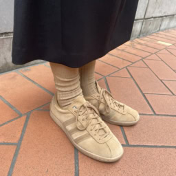 「チラリと見える靴下もカラーを合わせてたのしんで。『無印良品』のメンズのものでゆるっと履くのが気分。アウターも『ユニクロ』のメンズのもので、程よい抜け感が出てお気に入り」