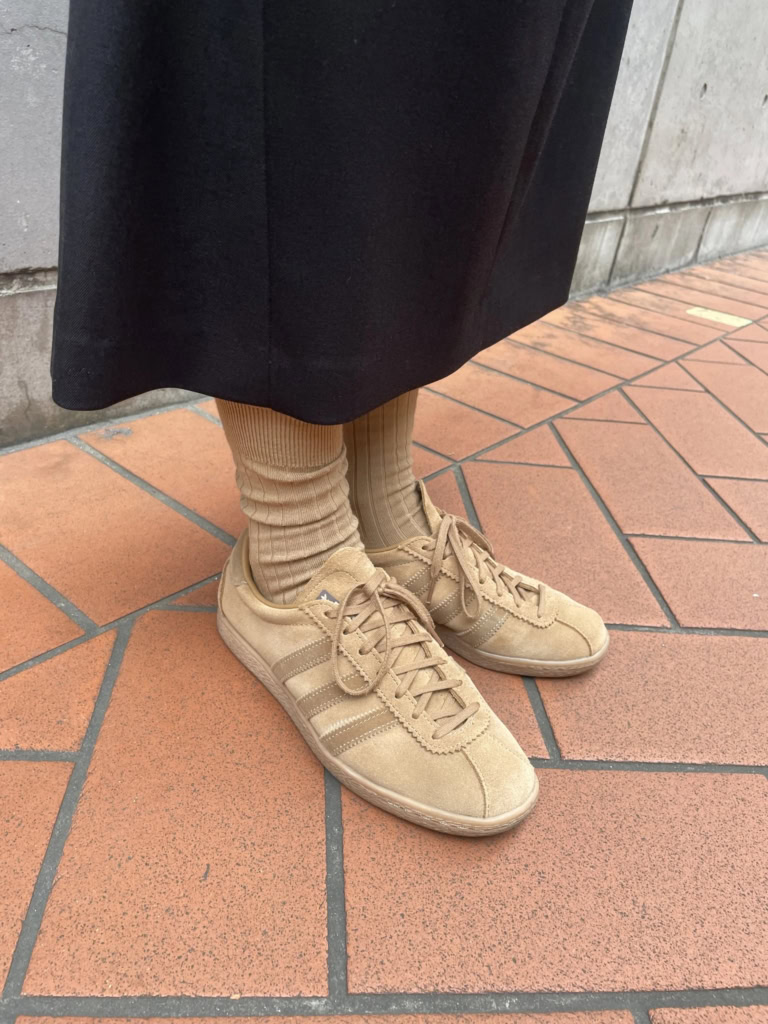 「チラリと見える靴下もカラーを合わせてたのしんで。『無印良品』のメンズのものでゆるっと履くのが気分。アウターも『ユニクロ』のメンズのもので、程よい抜け感が出てお気に入り」