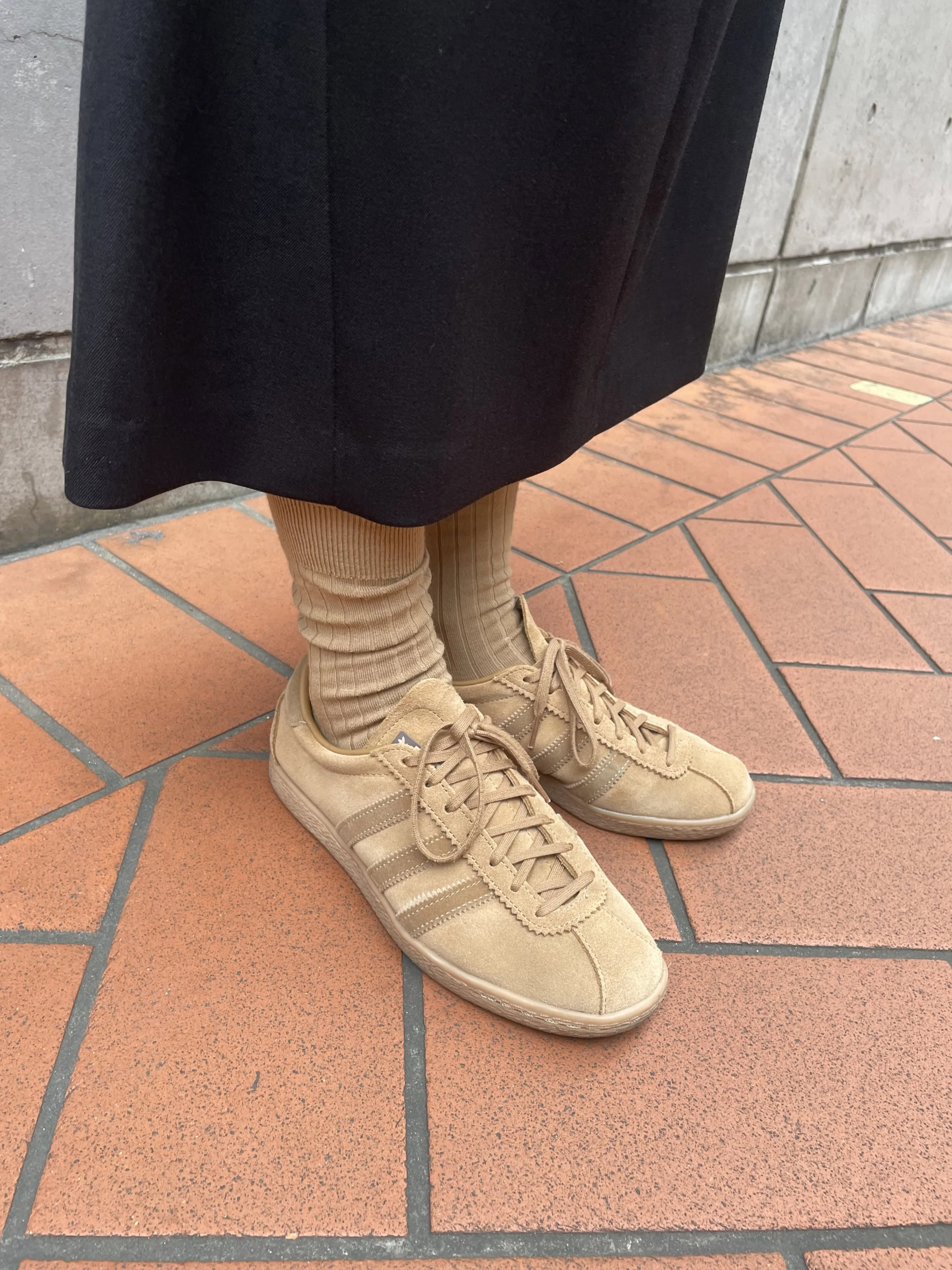 「チラリと見える靴下もカラーを合わせてたのしんで。『無印良品』のメンズのものでゆるっと履くのが気分。アウターも『ユニクロ』のメンズのもので、程よい抜け感が出てお気に入り」