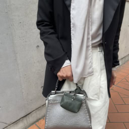 「バッグは『フェンディ』。モノトーンコーデにもなじむ、お気に入りの革小物を付けてさりげなくカラーアイテムもたのしみます」