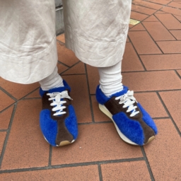 「『マルニ』のスニーカーの色と素材がコーデのポイントに。ボリューム感と遊び心があるデザインでお気に入りです」